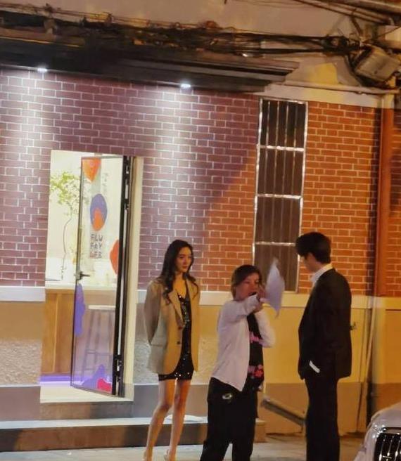 杨幂|杨幂深夜街头拍戏，穿亮片超短裙秀长腿，35岁还能和小鲜肉演情侣
