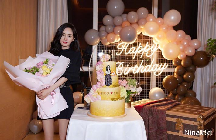 Nina昵娜|35岁杨幂豪华酒店庆生！穿1万靴子闺蜜团作陪，4层大蛋糕太奢侈
