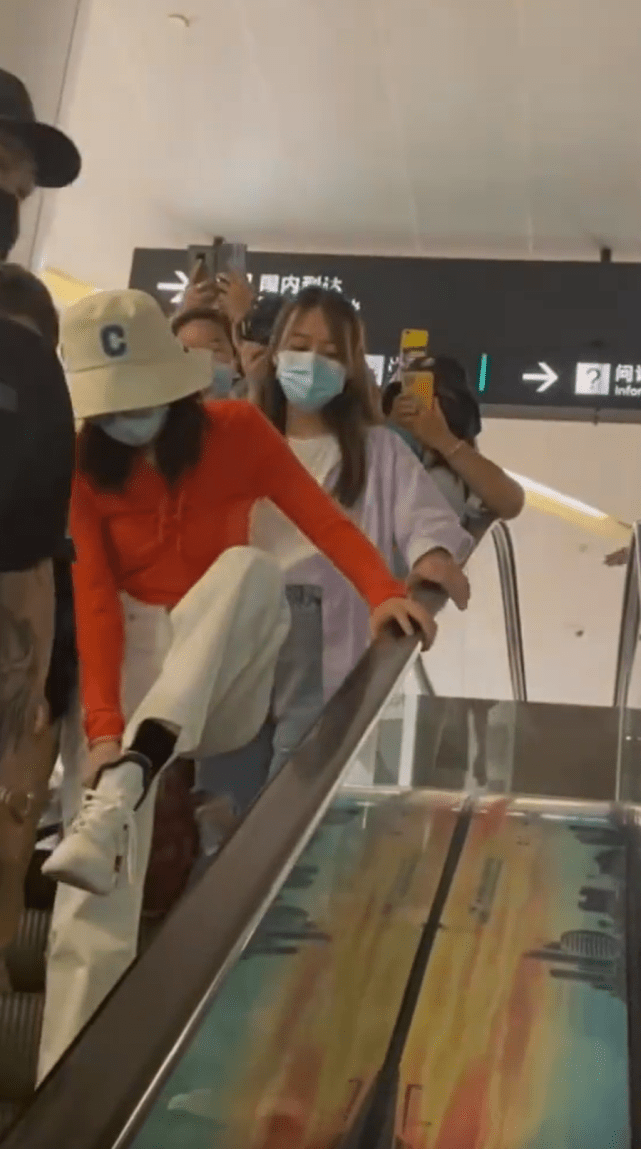 迪丽热巴|迪丽热巴凌晨现身机场，穿修身针织衫秀小蛮腰，遭代拍围堵鞋被踩掉了