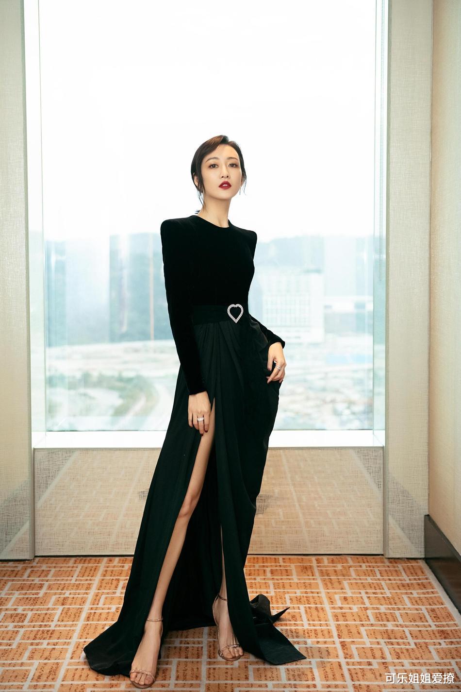 王鸥|王鸥倒立尽显完美身材，当穿高开衩裙蹲下的那一刻，网友：心动的感觉