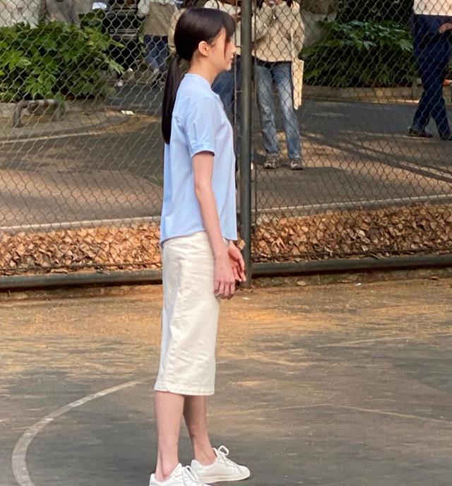 张小斐|关晓彤打篮球被拍，看清她脚上穿的什么鞋，这是对水泥地最大尊重