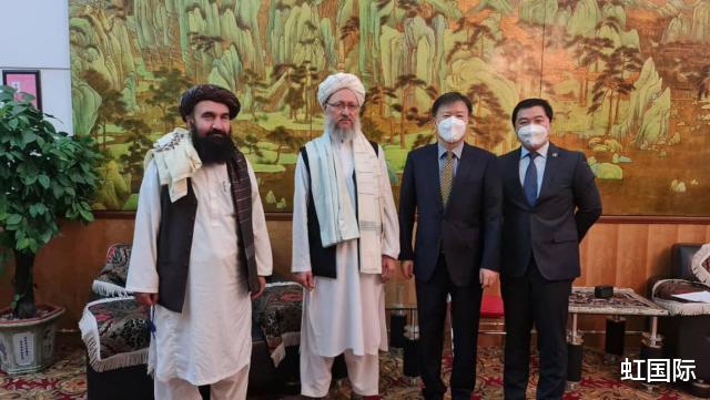 阿富汗松子出口中國，塔利班官員統一穿皮鞋送機，齊刷刷站一排-圖4