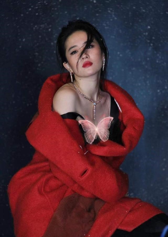 大衣 刘亦菲身披复古红大衣,戴闪耀珠宝有名媛范儿!红唇妆容很美