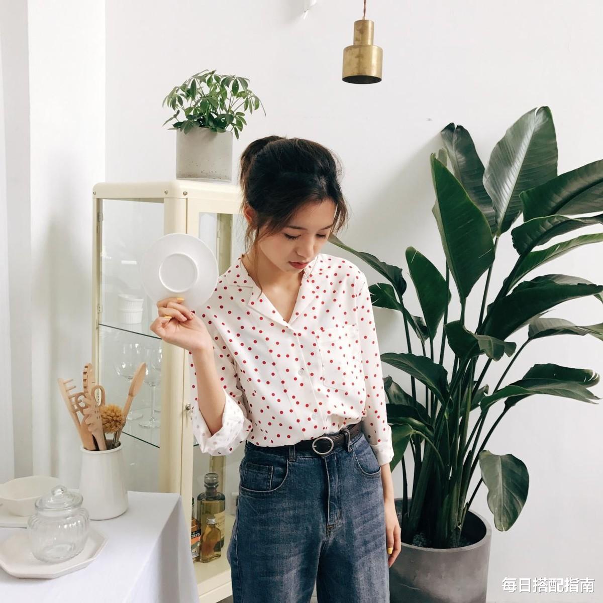 每日搭配指南|夏天显白色系来啦！选择这些颜色的上衣，肤色至少增亮好几度