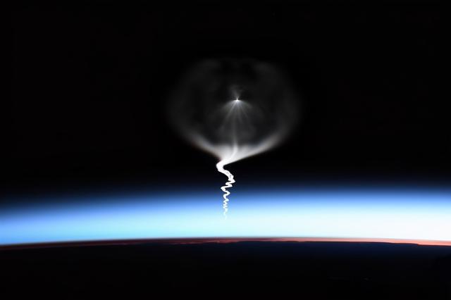 舜网 UFO现身美海军编队上空，画面中的UFO呈金字塔型，难道霍金预言是真的？