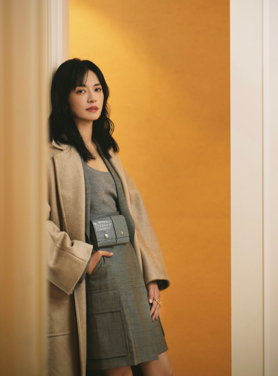 姚晨|姚晨年龄越大越敢穿，大胆挑战“黑透丝”，这双腿简直了