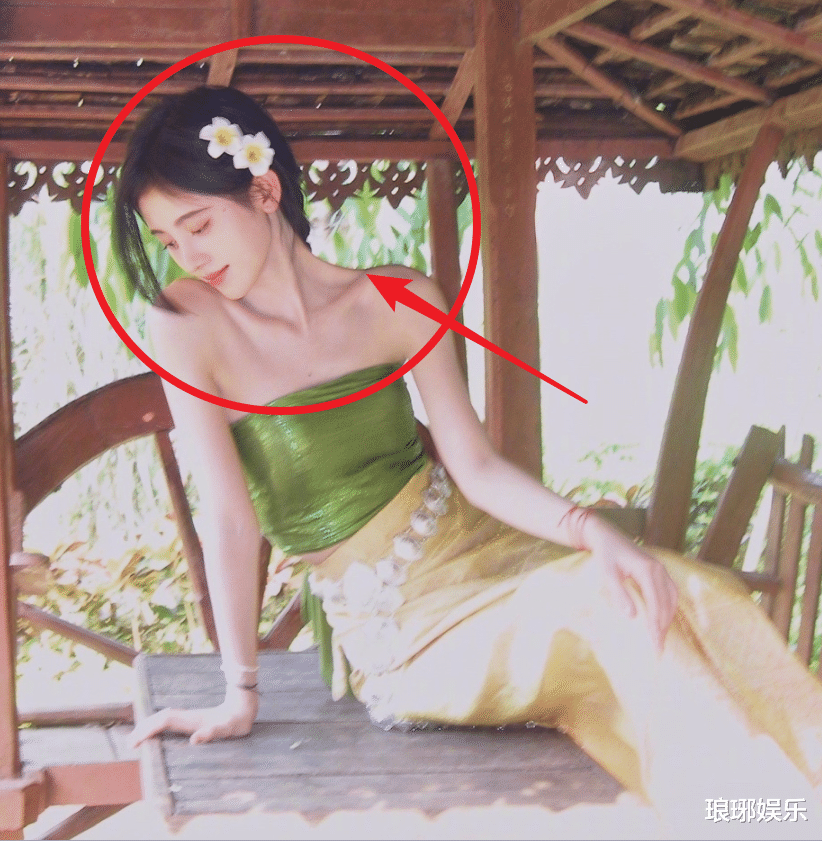 鞠婧祎|鞠婧祎久违去云南旅游，被路人拍下真实生图，真实身高我没看错吧？