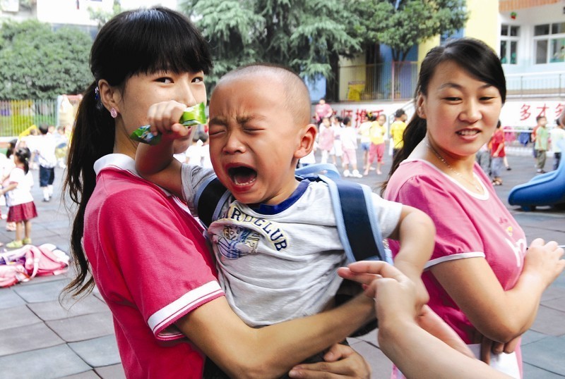 拜托了爸妈|孩子胆小、爱哭又粘人怎么办？3种方式找回孩子安全感