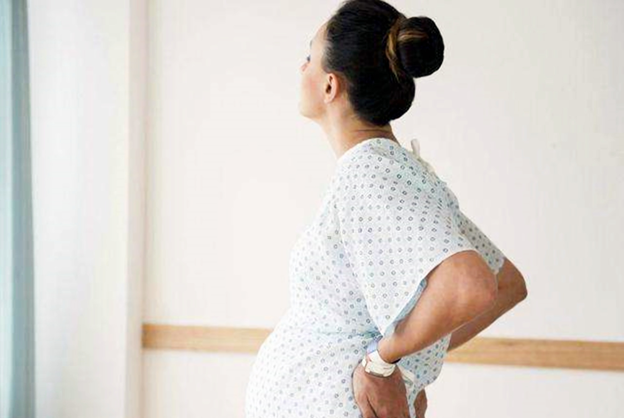 母婴参考|月子期，宝妈带娃不注意姿势，休息好了也容易身体痛，你是这样吗