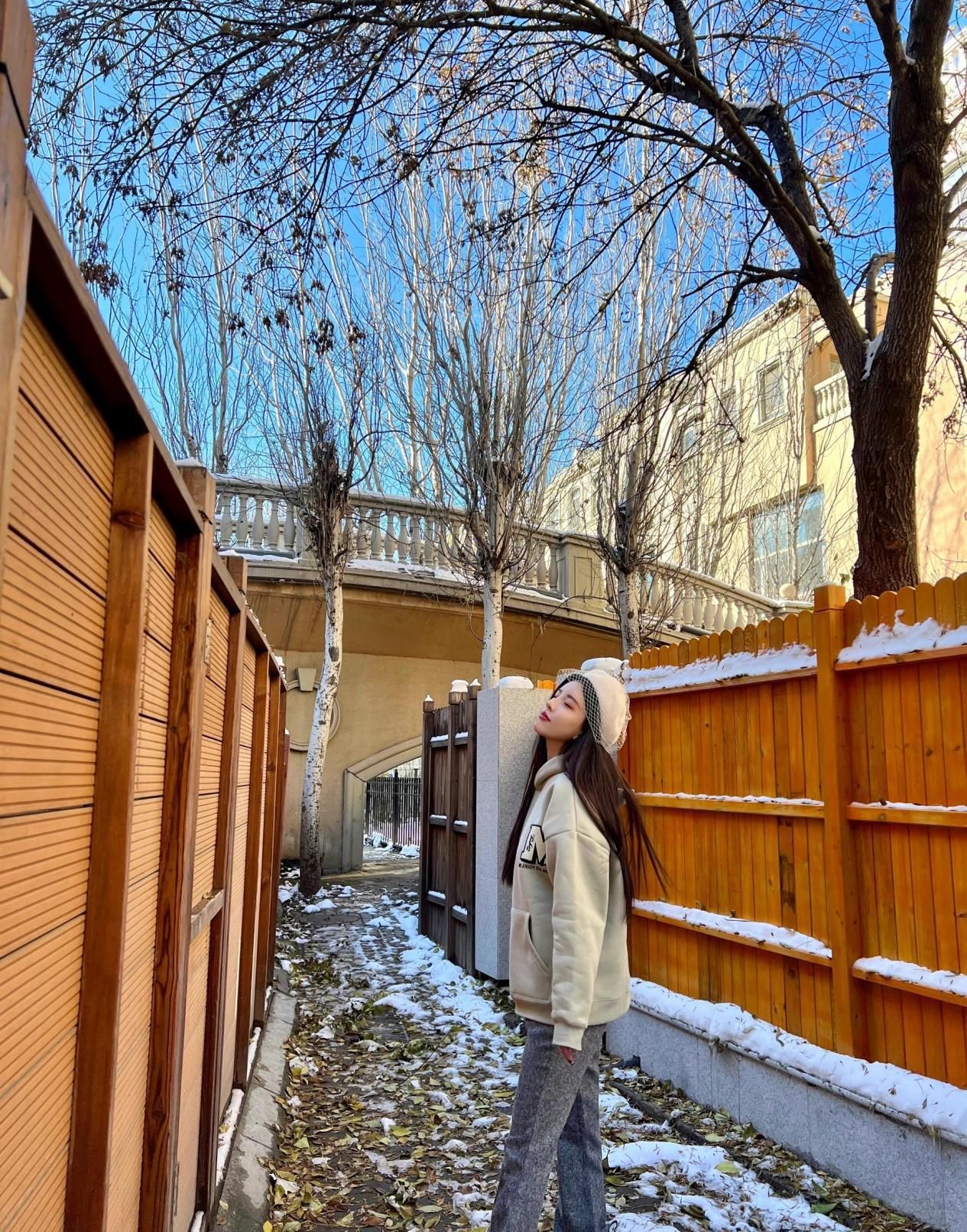 |By2姐姐孙涵气质佳，随便穿也很美，虽被妹妹拖累缺依旧低调努力