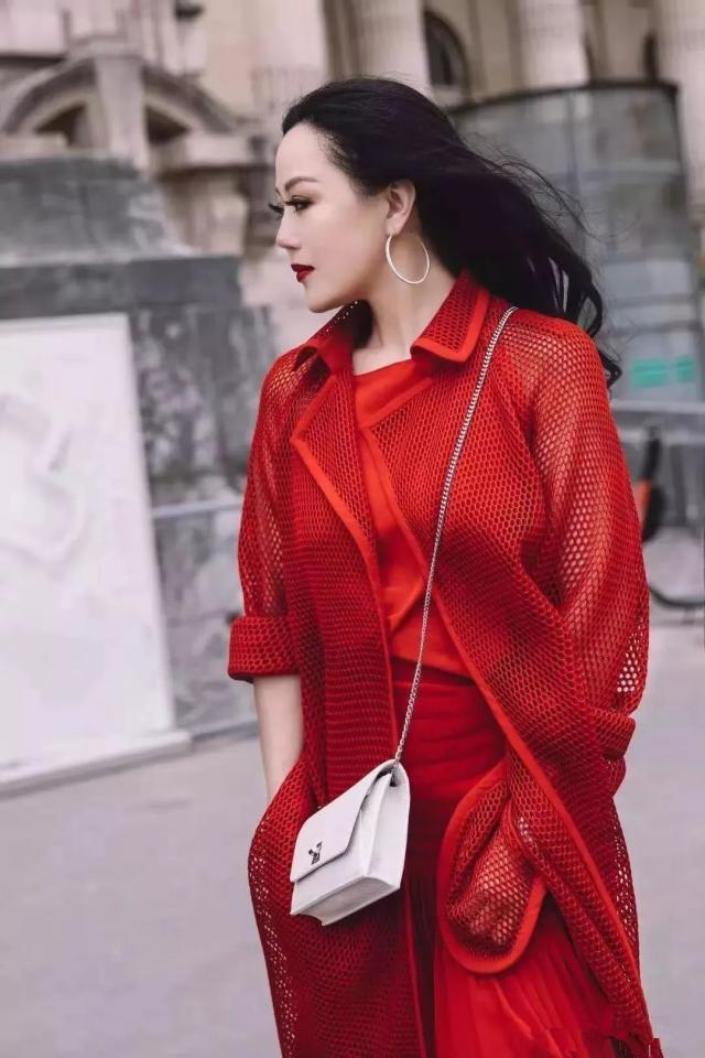 潮帮先生|章小蕙体重超120斤，穿渔网裙同框90斤的张嘉倪，看完不想减肥了