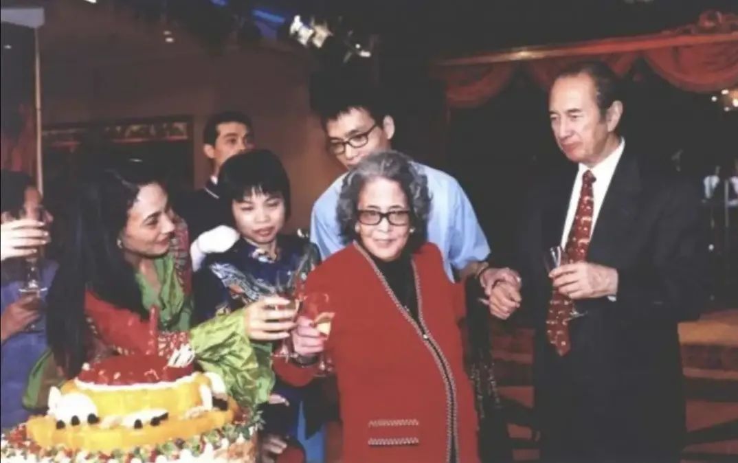 何超英|赌王最美千金：从接班人变疯癫，死后竟连一块墓碑都没有