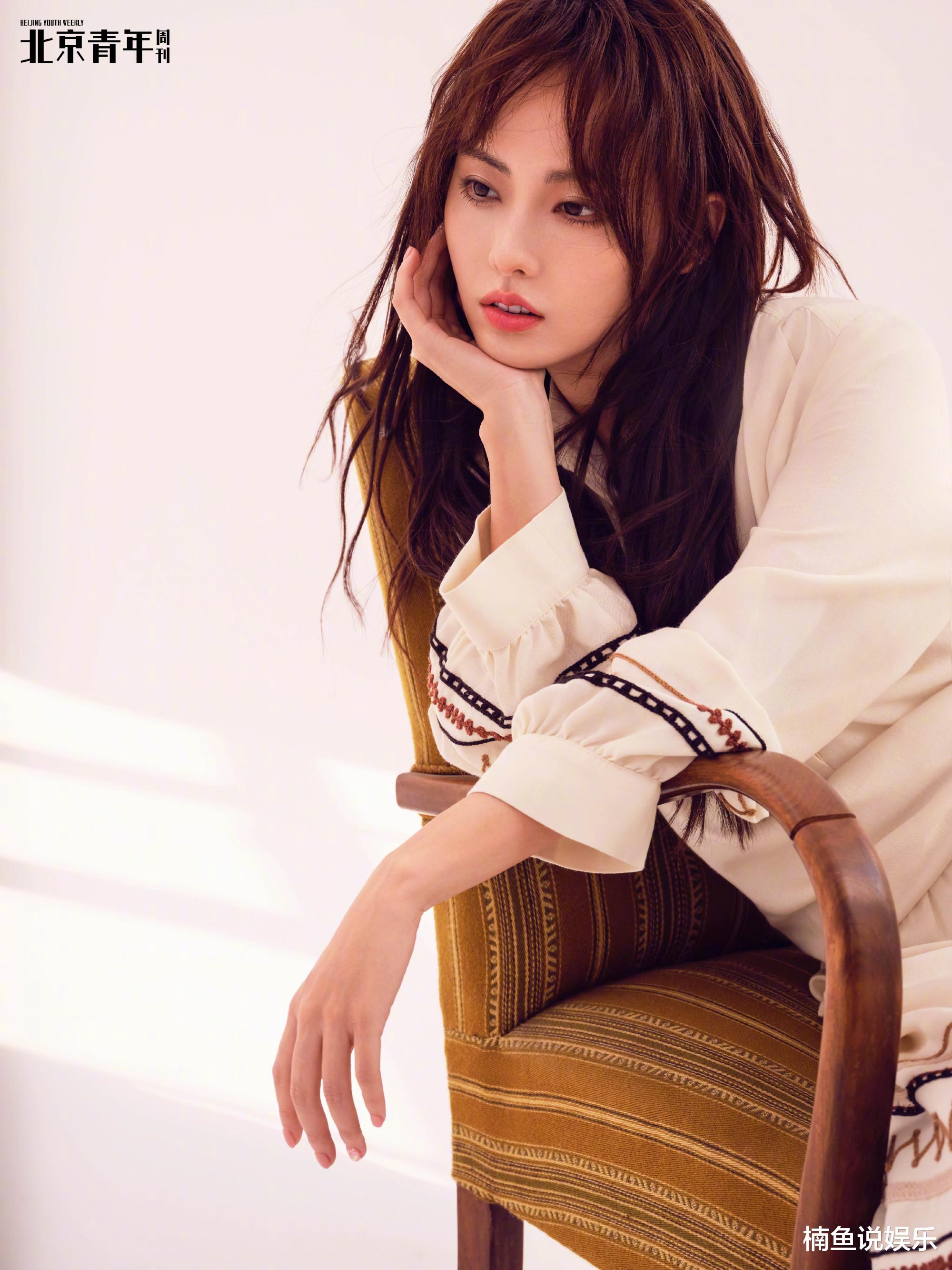 张纪中|34岁张嘉倪越来越会打扮了，穿黑色风衣大秀美腿，秋日写真好美