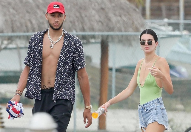 肯达尔·詹娜|詹娜为男友庆生，躺布克怀中吐舌头，遭老岳母示爱！