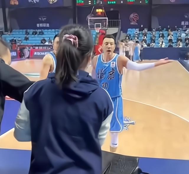 北京队|人情世故！CBA骂人女记者关系网爆料，与姚明关系到位 是名帅姐姐