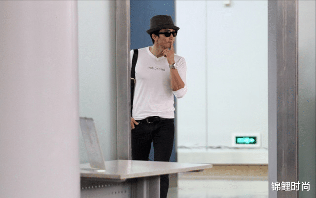 锦鲤时尚|刘亦菲前男友身材真不错，穿紧身T恤也看不出肚腩，没有大叔感