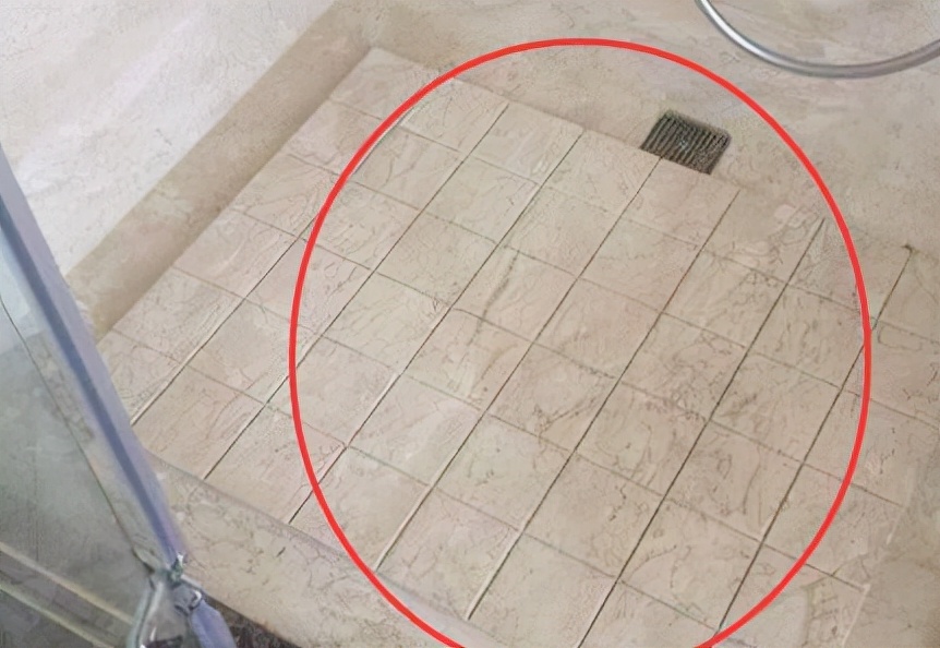 头次见有钱人淋浴房装这种地面，真的太聪明了，下水快又防滑