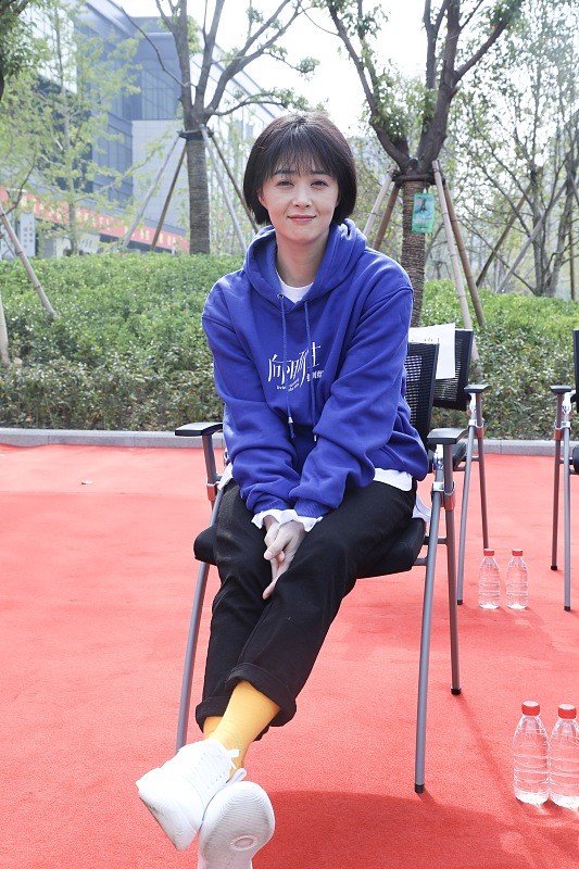 卫衣 蒋欣真不像是年近40的人,蓝色卫衣配短发好显嫩,少女感明显