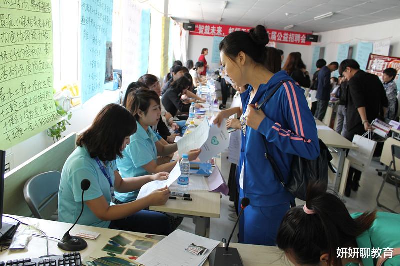 大学生|大学生的“迷惑求职观”：月薪过万无人问津，月薪3000扎堆疯抢