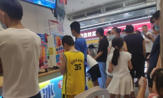 江西南昌,女子在奶茶店捞鱼走红,边喝奶茶边泡脚,网友:人才