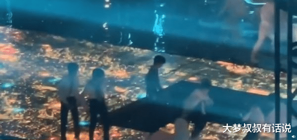 吴镇宇|男团偶像谢幕升降台故障“一脚踩空”队友拉手救援一起掉进洞!