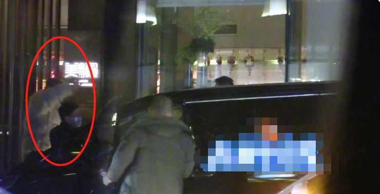 郭德纲|48岁郭德纲吃饭出门被拍!步伐不稳疑似喝醉酒,走路全程被人搀扶