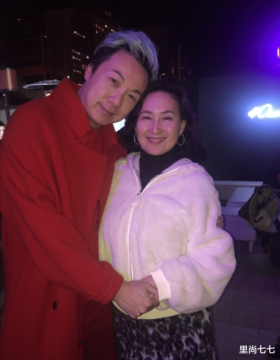 何超琼|何超琼为男友人庆生，亲密搂抱手把手切蛋糕，同框四太闺蜜好客气