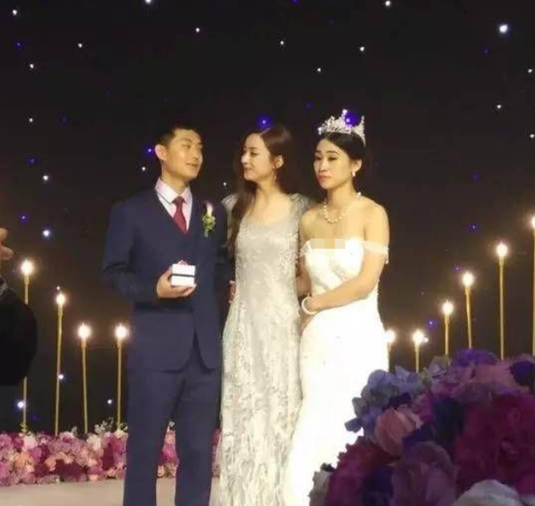 赵丽颖|赵丽颖弟弟：浓眉大眼不输冯绍峰，在家打工照顾父母，妻子像明星