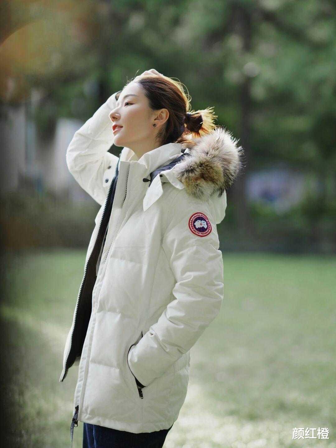 颜红橙 降温后穿“羽绒服”才保暖，试试这些穿搭方式，日常实用又洋气