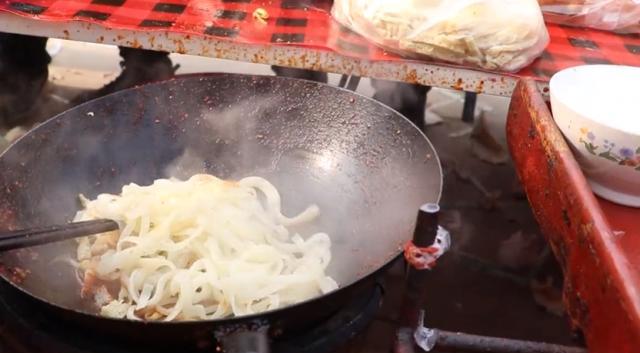 忆家的小食堂 陕西小镇上的露天小摊，30年只卖一种小吃，靠一个烂碗养活3代人