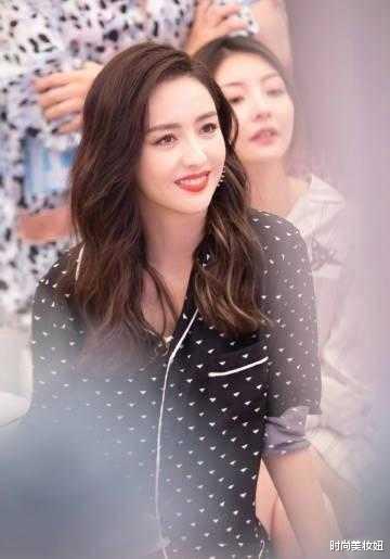 时尚美妆妞 佟丽娅的美太迷人了,穿睡衣都那么优雅大方,女生看了都心动