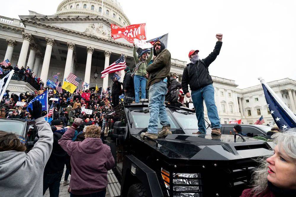 美再一次出現大亂！示威者包圍白宮，傑克遜雕像遭破壞-圖2