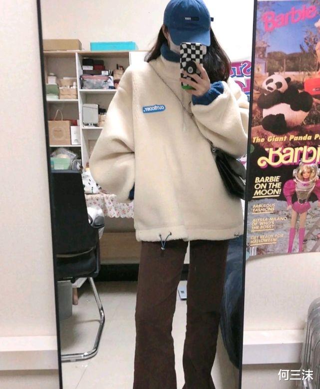何三沫 秋冬穿搭可以选择毛茸茸的外套,会搭配的话很好看,让人难以抗拒