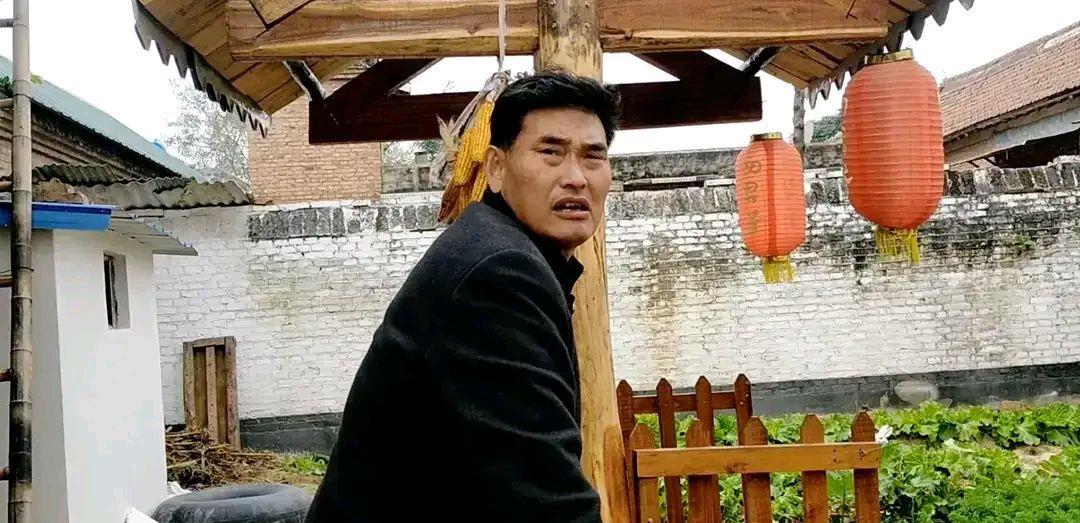 朱之文|陈亚男哭诉婚后无工作,大衣哥答应安排没行动,直播带货为生活