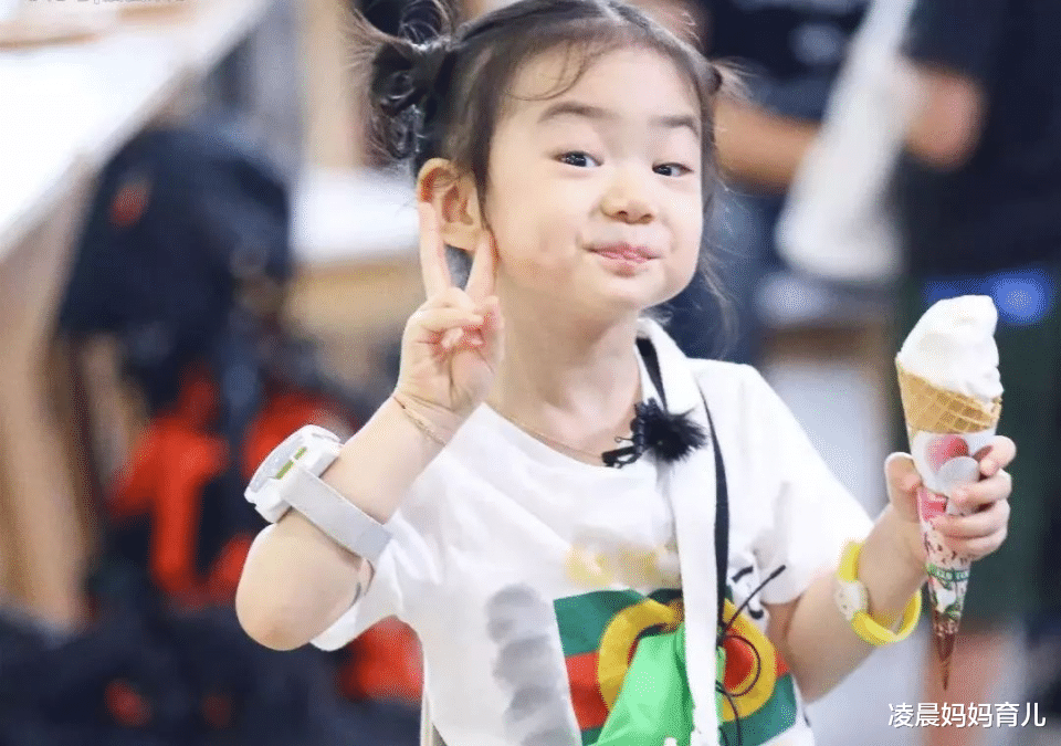 凌晨妈妈育儿|萌娃穿搭潮范儿十足，气场全开，原来打扮孩子有这么多好处