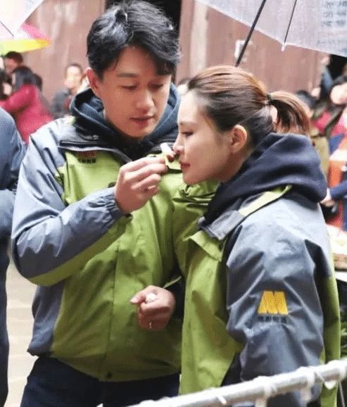 佟大为|“师生恋”，让老师8年生3娃！如今把39岁老师宠成公主