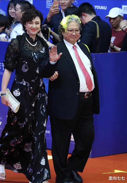 苍井优|洪金宝罕携妻内地度假,身形暴瘦俩人搀扶走不动,妻子拿手机拍不停