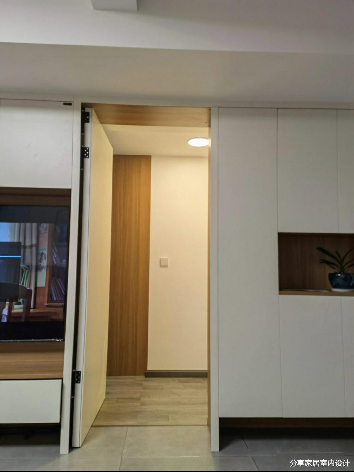 她家买二楼新房赠送80平露天超大阳台，真的是赚大了，让人羡慕！