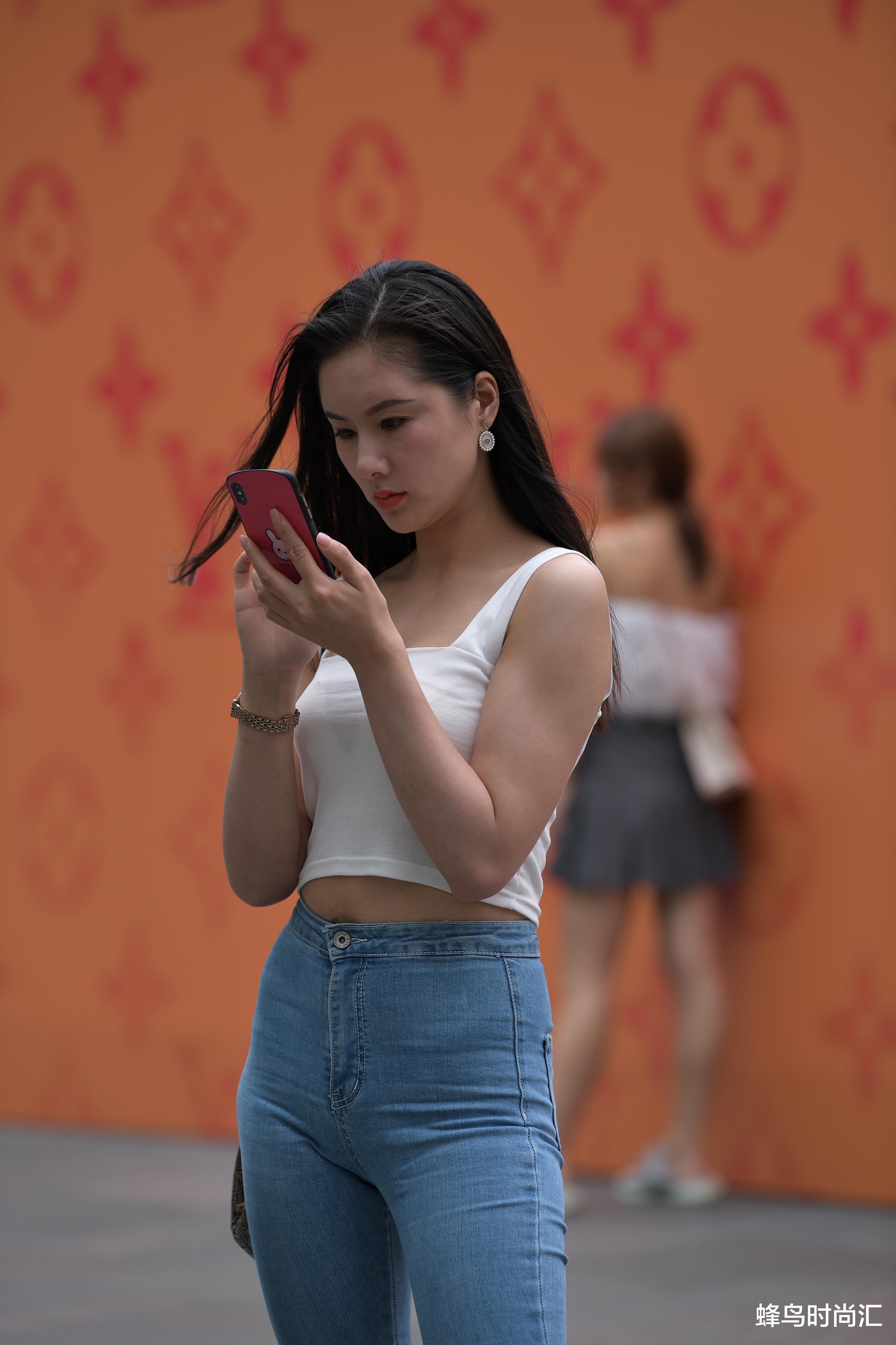 蜂鸟时尚汇|好身材也得懂配衣服，搭配成功让她成极品媚娘，一定成功打动了你