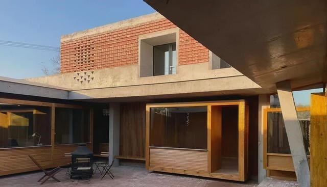 132万红砖房后续：老人房子开始反碱多处破损，设计师住房被调查