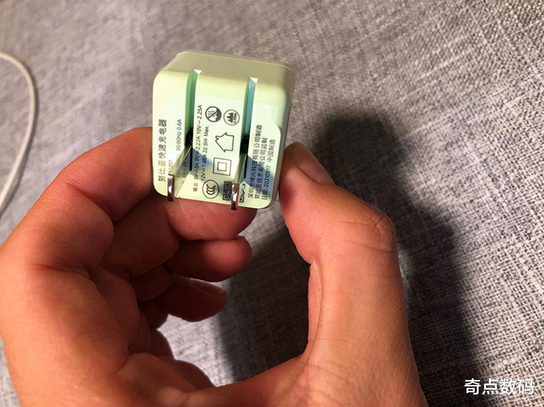 充电器|小体积、折叠脚,努比亚小方糖充电器体验