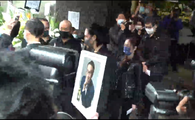 吴孟达|吴孟达出殡白发母亲首现身,伤心痛哭步履蹒跚,需俩亲友搀扶