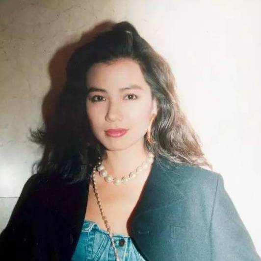 钟楚红|钟楚红黎姿合体看画展，61岁钟楚红身材发福臃肿，模样大变认不出