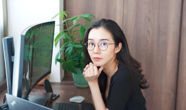 麦明诗|30岁港姐转行当律师，素颜吃泡面明星光环不再，曾工作到凌晨三点