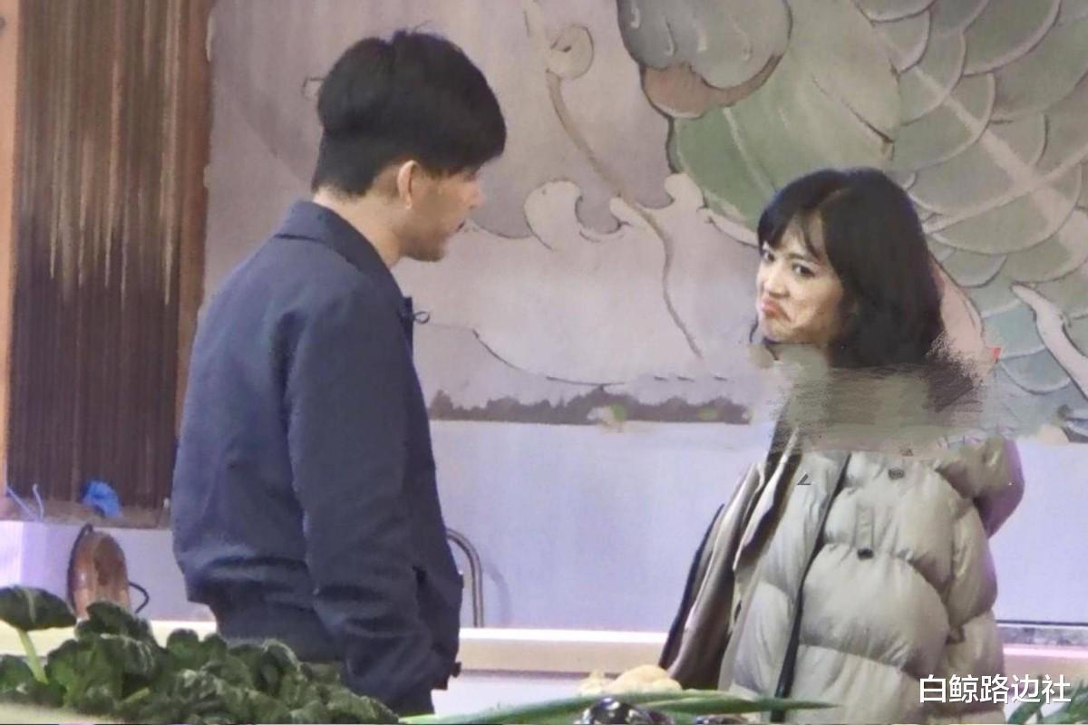 张钧甯|42岁姚晨新剧路透曝光！化烟熏妆气质大变，对男演员撇嘴皱纹明显