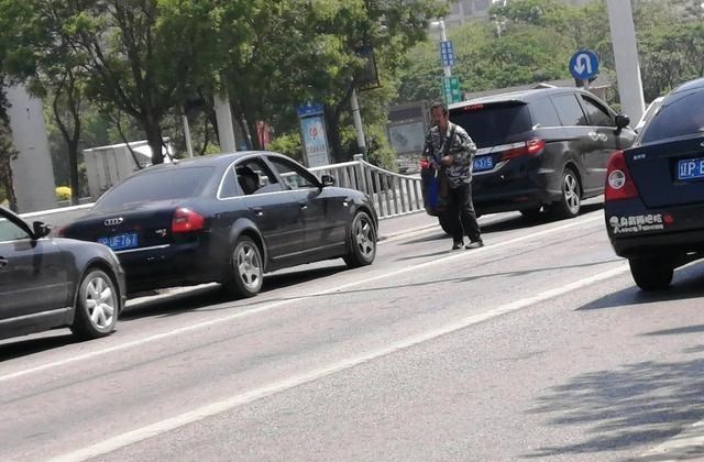说学习大实话 葫芦岛一大爷沿街乞讨，擦一下车就敲窗要钱，车流中穿梭太危险