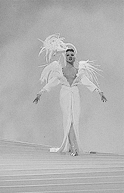 欧美时尚前线|最古早的维密秀？头戴星星发饰身穿薄纱礼服的海蒂·拉玛风华绝代