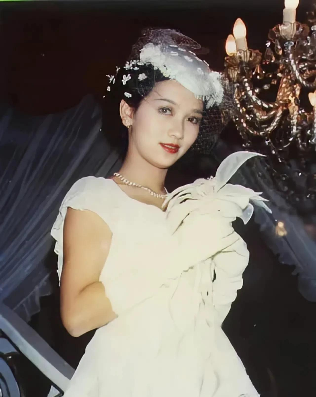 赵雅芝|女神赵雅芝：3个孩子2个爹，4个男人爱得死去活来，1个被逼出家