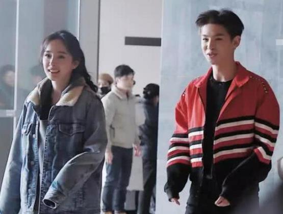 杨幂|杨幂穿黑丝袜秀美腿，与19岁小鲜肉黄明昊同框热聊：过于刺激了