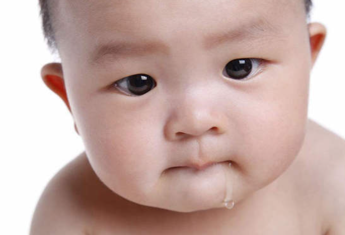 糖果的妈妈|长乳牙时的小婴儿，通常有些“坏习惯”，大人和孩子可能要受苦了